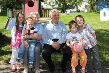 Senior und Kinder im Garten